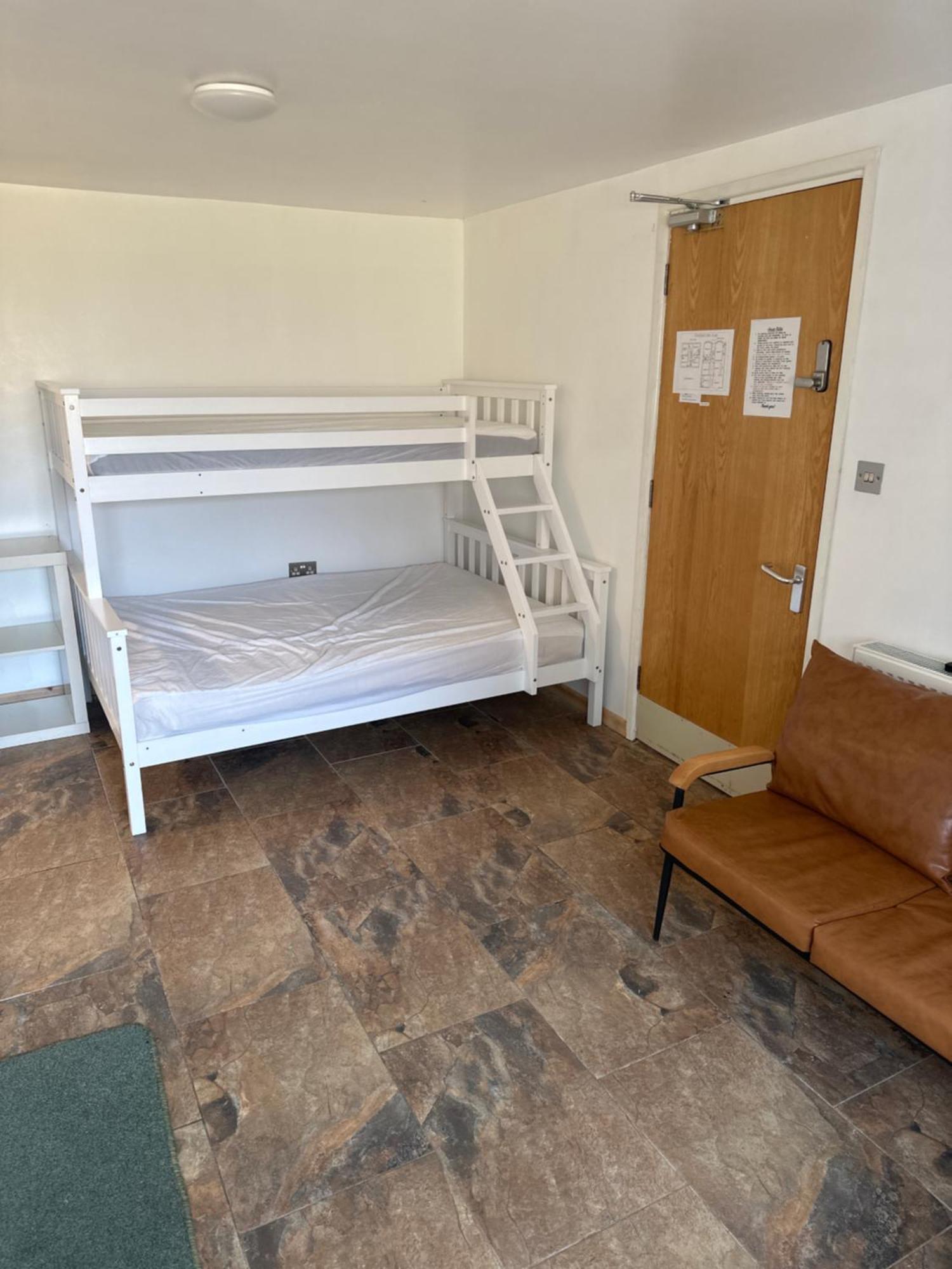 Barrs Court Beds Hotel Warmley ภายนอก รูปภาพ